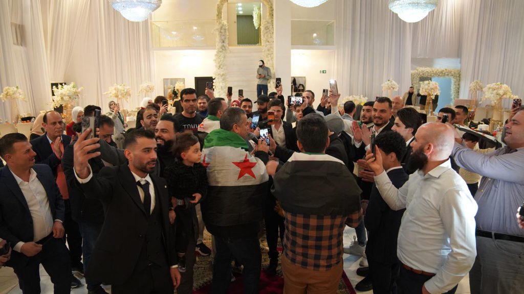 الجالية السورية في بلجيكا تحتفل برفع العقوبات وأعياد الميلاد